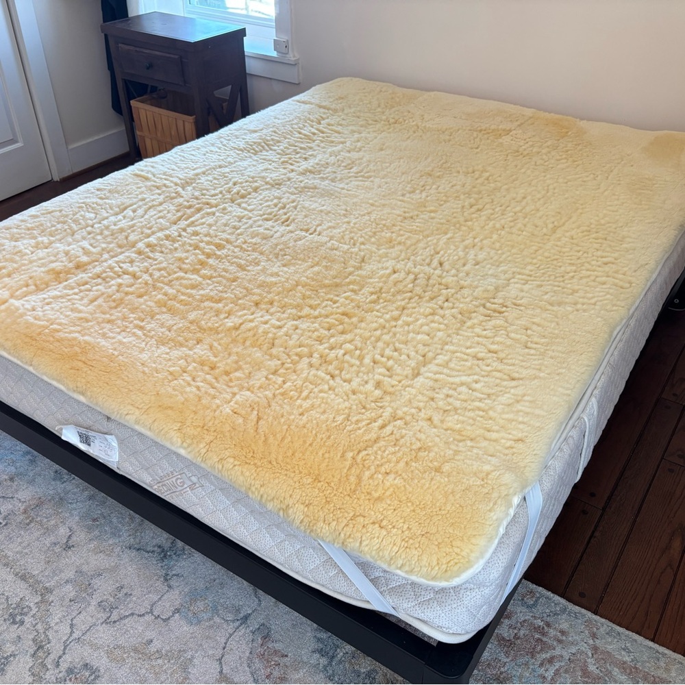 Cozy Organic Sheepskin Mattress Cover Queen Size - Picture 2 of 15